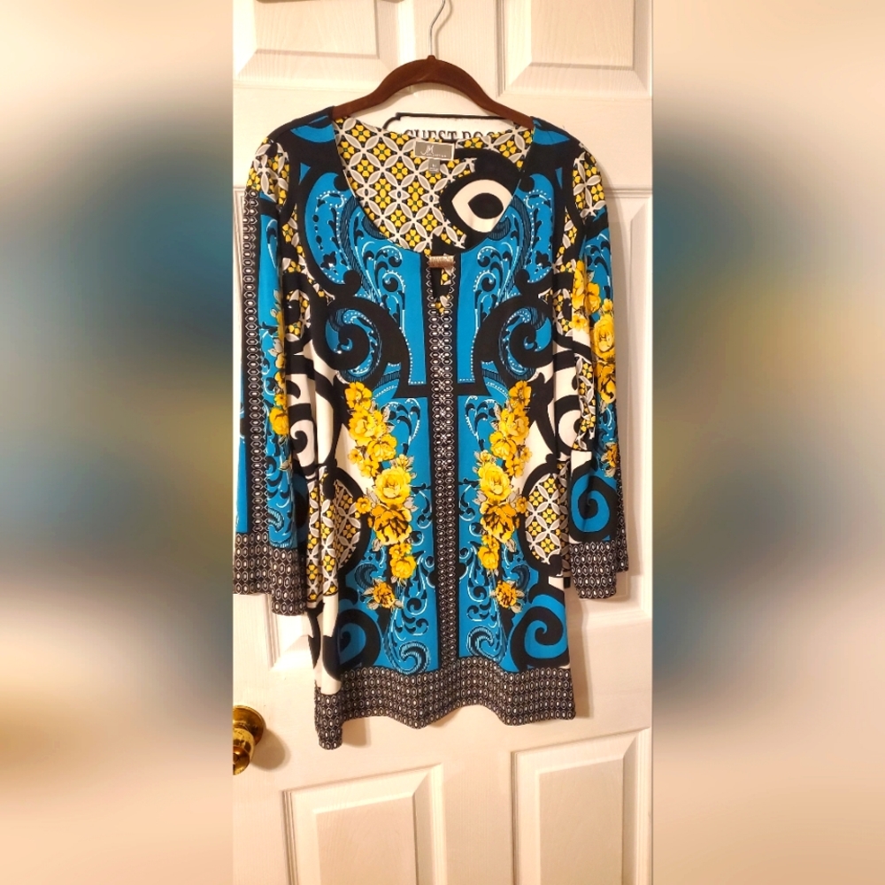 Beautiful dressy size XL. Ladies top.